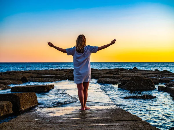 Medelålders Kvinna Går Stranden — Stockfoto