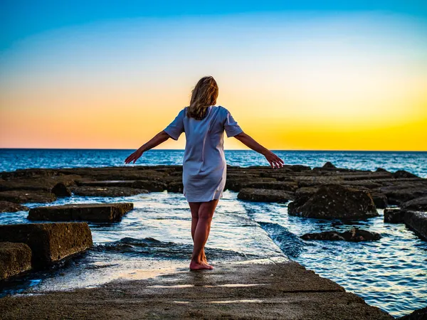 Medelålders Kvinna Går Stranden — Stockfoto