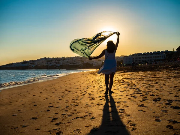 中年女性がビーチを歩く — ストック写真