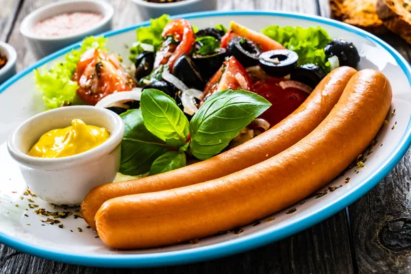 Desayuno Salchichas Hervidas Pan Verduras Frescas Servidas Sobre Una Mesa — Foto de Stock