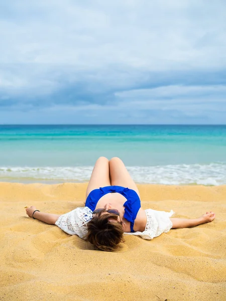 躺在海滩上的中年妇女 — 图库照片