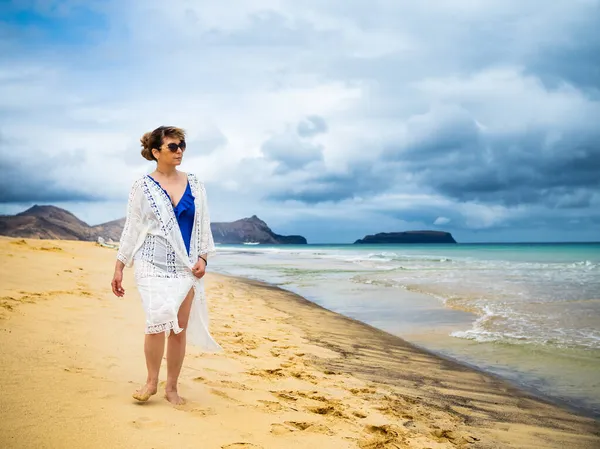 Mulher Meia Idade Andando Praia — Fotografia de Stock