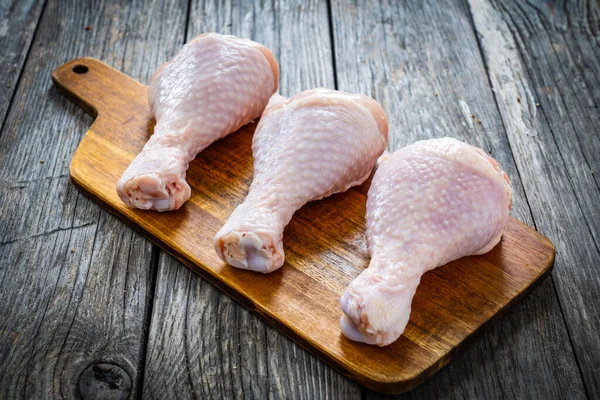Rohe Chicken Drumsticks Auf Schneidebrett Mit Gewürzen Auf Holztisch — Stockfoto