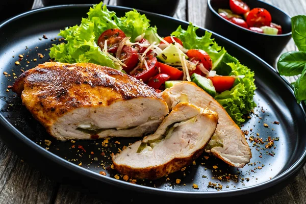 Doldurulmuş Tavuk Göğsü Mozarella Ahşap Arka Planda Taze Sebze Salatası — Stok fotoğraf