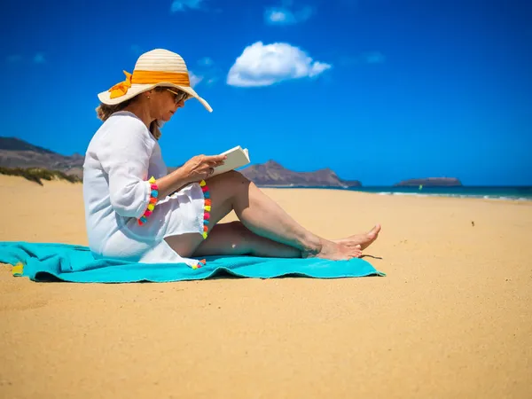 Žena Sedí Pláži Čtení Knihy — Stock fotografie