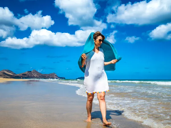 Μεσήλικη Γυναίκα Περπατά Στην Παραλία — Φωτογραφία Αρχείου