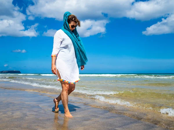 Mulher Meia Idade Andando Praia — Fotografia de Stock