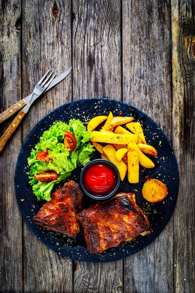 Lekkere Gegrilde Ribbetjes Met Frietjes Verse Groenten Houten Tafel — Stockfoto