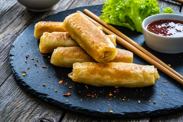 Rotoli Primavera Piatto Pietra Tavolo Legno — Foto Stock