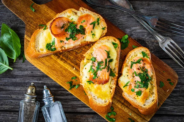 Νόστιμα Σάντουιτς Ψωμί Ψημένο Μοτσαρέλα Σολομό Και Μαϊντανό Ξύλινο Τραπέζι — Φωτογραφία Αρχείου
