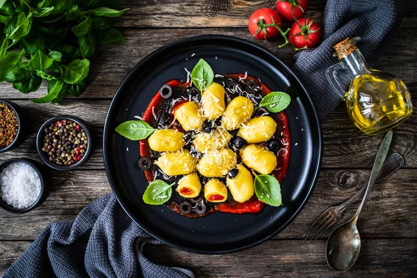 Domatesli Gnocchi Parmesan Siyah Zeytin Ahşap Masada Fesleğen — Stok fotoğraf