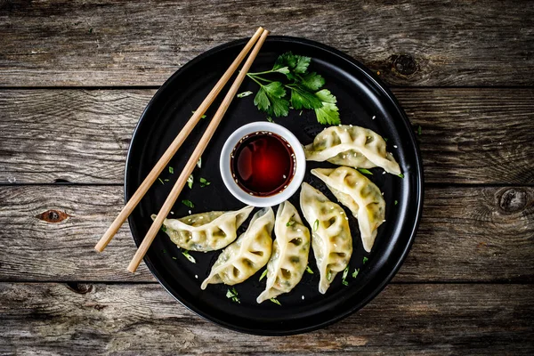 Gyoza Pyszne Pierogi Wypełnione Warzywami Mięsem Mielonym Zawinięte Cienkie Ciasto — Zdjęcie stockowe