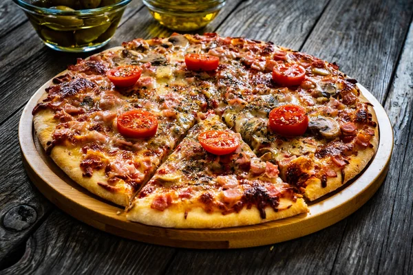 Pizza Capricciosa Mit Mozzarella Weißen Pilzen Schinken Und Tomaten Auf — Stockfoto