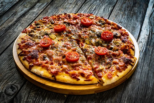 Pizza Capricciosa Mozzarellą Grzybami Szynką Pomidorami Drewnianym Stole — Zdjęcie stockowe