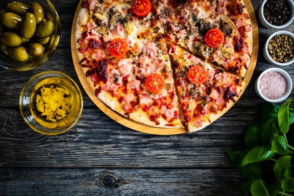 Mozzarella Pizza Kapriciosa Beyaz Mantar Ahşap Masada Jambon Domates — Stok fotoğraf