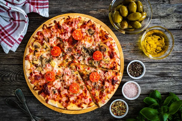 Mozzarella Pizza Kapriciosa Beyaz Mantar Ahşap Masada Jambon Domates — Stok fotoğraf