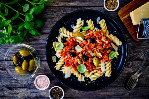 Fusilli Minced Meat Tomato Sauce Parmesan Cheese Olives Served Wooden — Stock Photo, Image