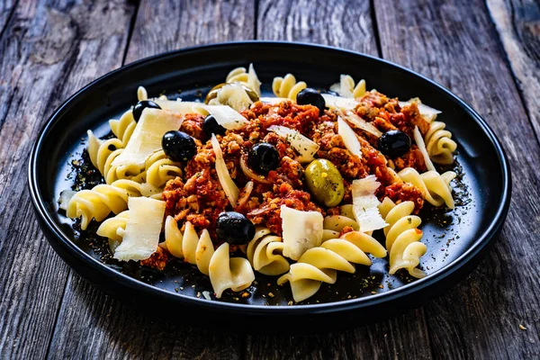 Fusilli Con Carne Picada Salsa Tomate Queso Parmesano Aceitunas Servidas — Foto de Stock