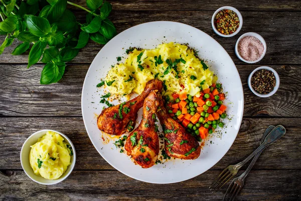 Barbacoa Pollo Con Puré Patata Guisantes Zanahoria Sobre Mesa Madera —  Fotos de Stock