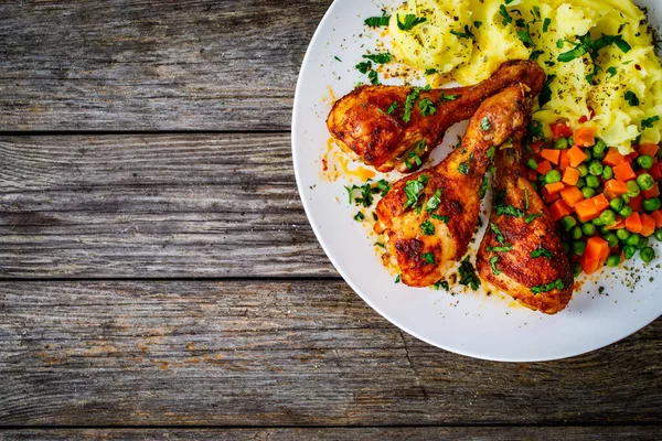 Barbacoa Pollo Con Puré Patata Guisantes Zanahoria Sobre Mesa Madera —  Fotos de Stock