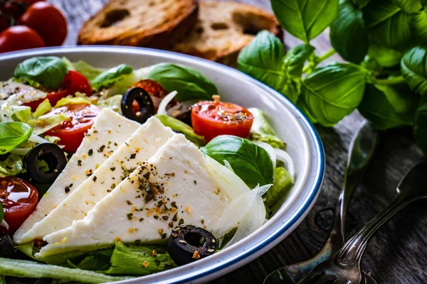 Čerstvý Řecký Salát Sýr Feta Cherry Rajčata Okurka Černé Olivy — Stock fotografie