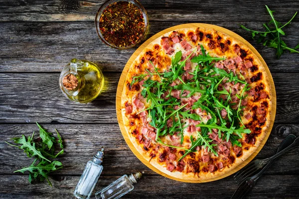 Tahta Masada Roka Kaplı Talyan Pizzası — Stok fotoğraf