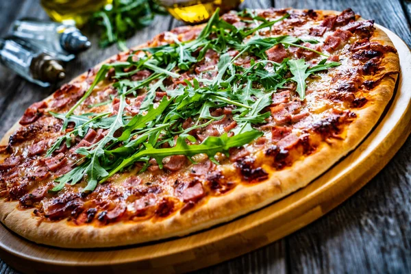 Italian Pizza Arugula Wooden Table Top View — Stock Photo, Image