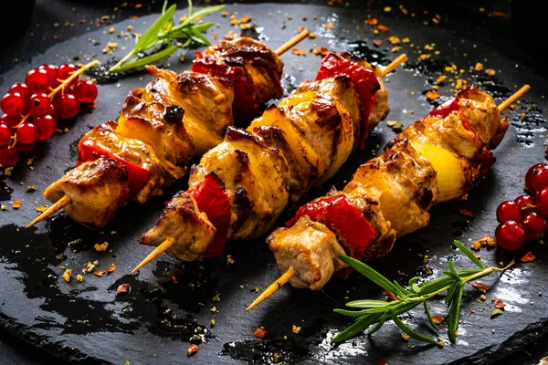 Grilled Chicken Skewers Tomatoes Plate — Stockfoto