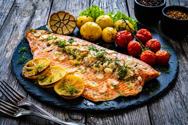 Grilled Salmon Fillet Lemon Slices Garlic Potatoes Tomatoes — Fotografia de Stock