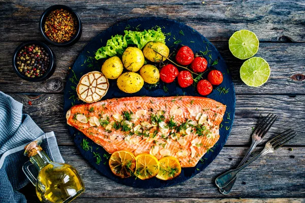 Grilled Salmon Fillet Lemon Slices Garlic Potatoes Tomatoes — Fotografia de Stock