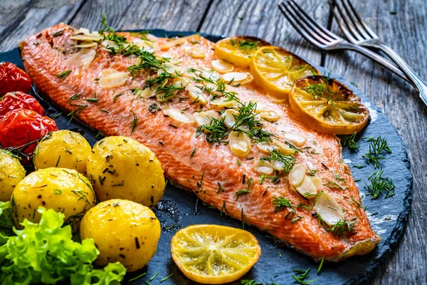 Grillad Laxfilé Med Citronskivor Vitlök Potatis Och Tomater — Stockfoto