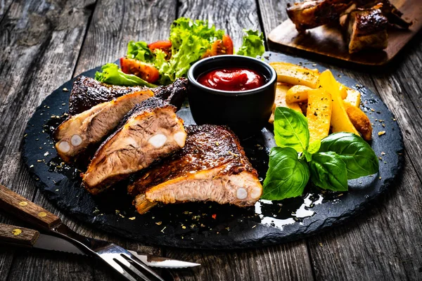 Tasty Grilled Ribs French Fries Fresh Vegetables Wooden Table — Stock Photo, Image