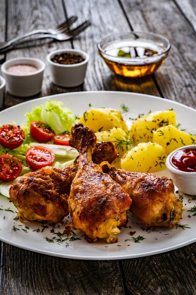 Baquetas Frango Churrasco Com Purê Batata Ervilhas Verdes Cenoura Mesa — Fotografia de Stock