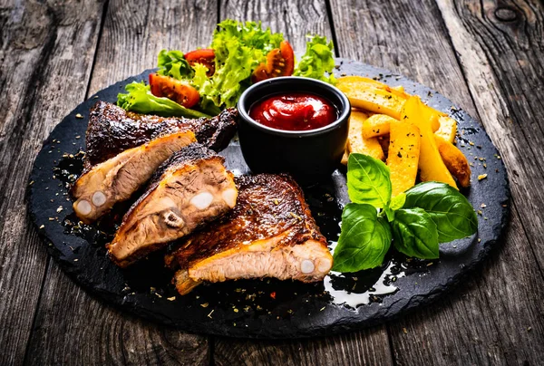 Tasty Grilled Ribs French Fries Fresh Vegetables Wooden Table — Stock Photo, Image
