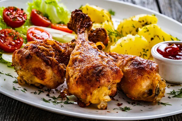 Baquetas Frango Churrasco Com Purê Batata Ervilhas Verdes Cenoura Mesa — Fotografia de Stock