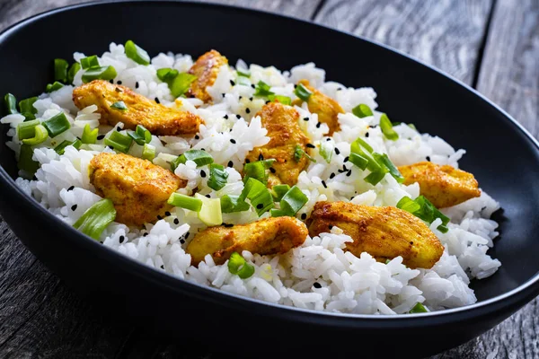 Kipnuggets Met Rijst Groenten Houten Tafel — Stockfoto