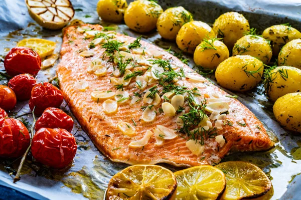 One Sheet Pan Roast Trout Fillet Potatoes Vegetable Salad Served — Stock Photo, Image