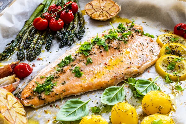 One Sheet Pan Roast Trout Fillet Potatoes Asparagus Vegetables — Stock Photo, Image