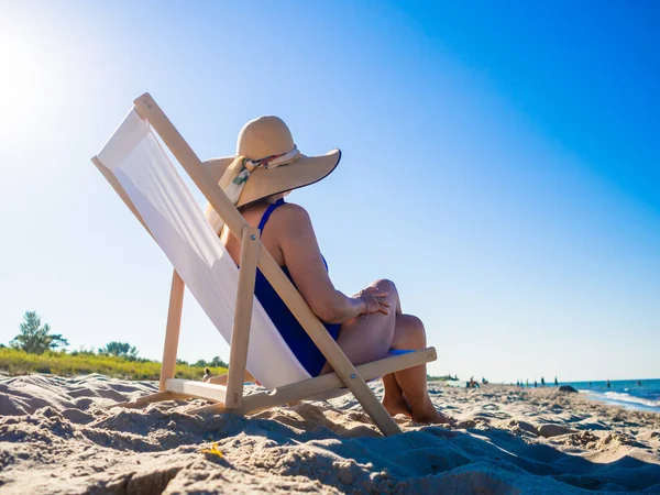 Žena Relaxace Pláži Sedí Soláriu — Stock fotografie