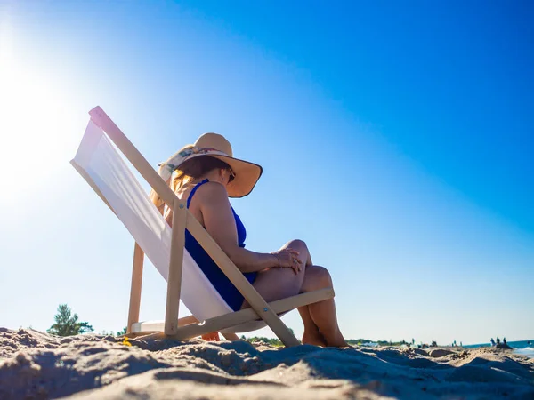 Mulher Relaxante Praia Sentado Cama Sol — Fotografia de Stock