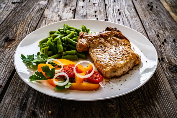 木製のテーブルの上にゆでた緑豆と焼きステーキ — ストック写真