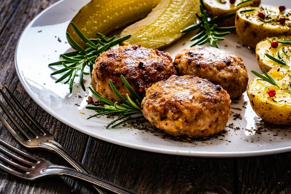 Frikadellen Mit Salzkartoffeln Und Eingelegten Gurken Auf Holztisch — Stockfoto