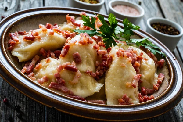 Dumplings Ost Nudlar Med Lök Och Bacon Trä Bakgrund — Stockfoto