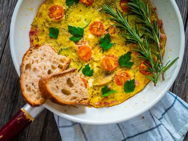 Śniadanie Omlet Bekonem Chlebem Warzywami Patelni — Zdjęcie stockowe
