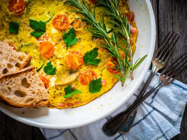 Śniadanie Omlet Bekonem Chlebem Warzywami Patelni — Zdjęcie stockowe
