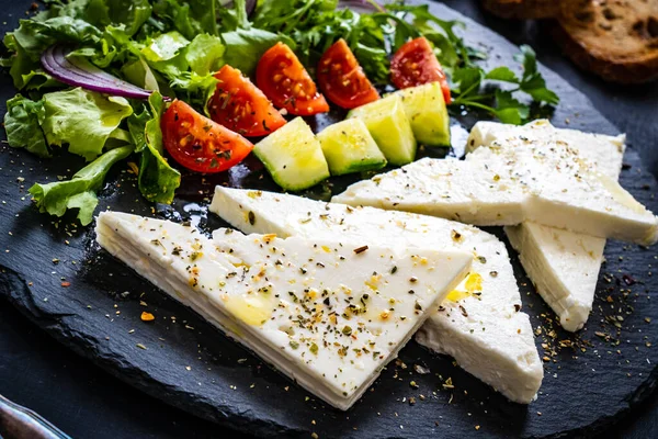 Verse Griekse Salade Feta Kaas Kerstomaten Komkommer Houten Tafel — Stockfoto