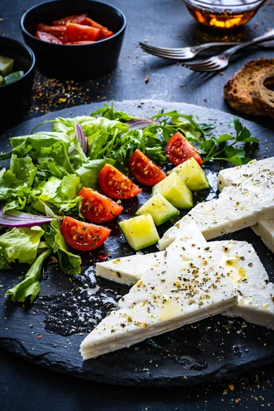 Salada Grega Fresca Queijo Feta Tomates Cereja Pepino Cebola Mesa — Fotografia de Stock