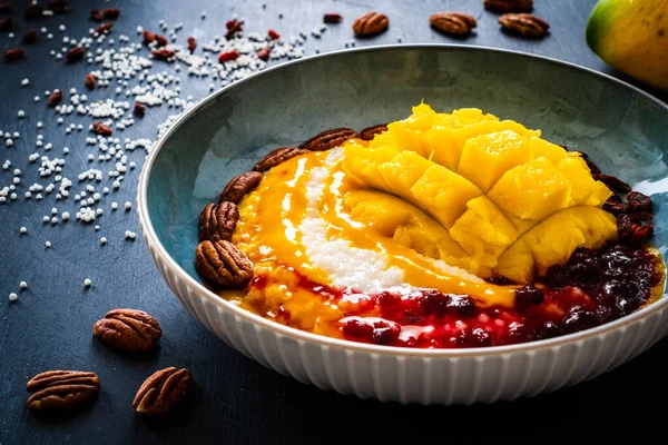 Siyah Ahşap Masada Mango Tapyoka Tatlısı — Stok fotoğraf