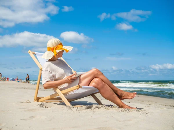 Žena Relaxace Pláži Čtení Knihy Sedí Lehátku — Stock fotografie