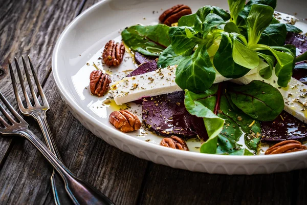 Keçi Peynirli Pancar Carpaccio Ahşap Arka Planda Ceviz — Stok fotoğraf